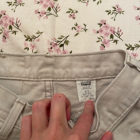 White/tan Levi straight jeans. Size 25 - Picture 4 of 5